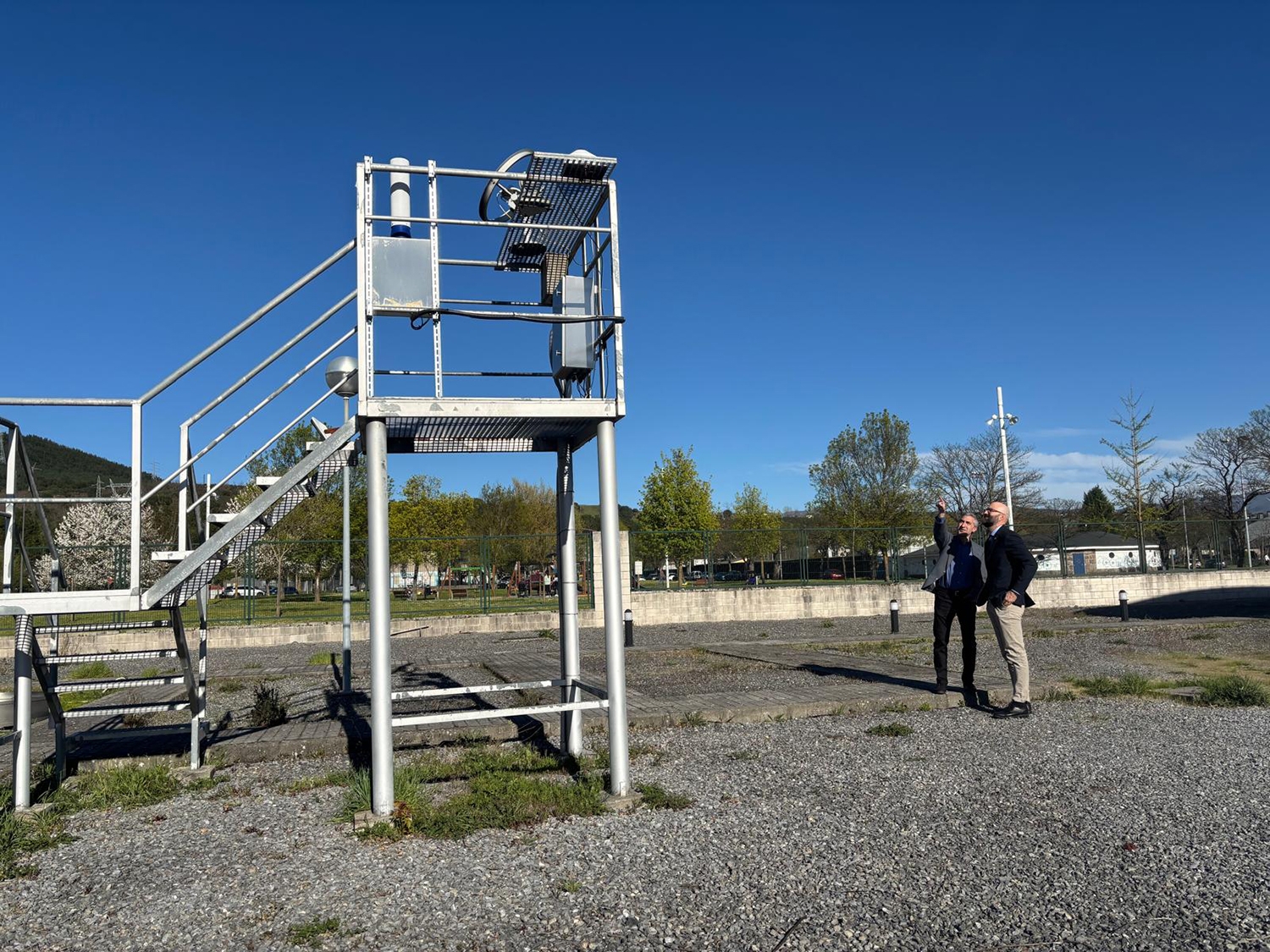 Visita del subdelegado del Gobierno a la estación meteorológica de Ponferrada