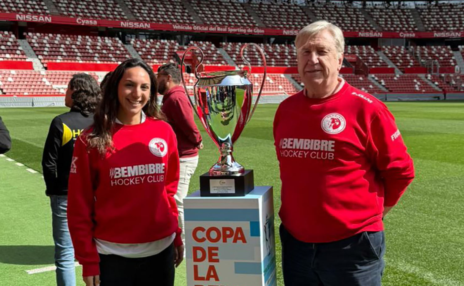 Capitana del Bembibre Hockey, Gisela Vicente, y el entrenador Carlos Figueroa