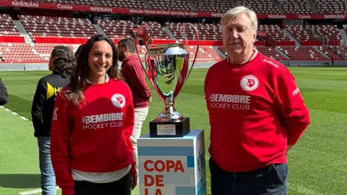 Capitana del Bembibre Hockey, Gisela Vicente, y el entrenador Carlos Figueroa