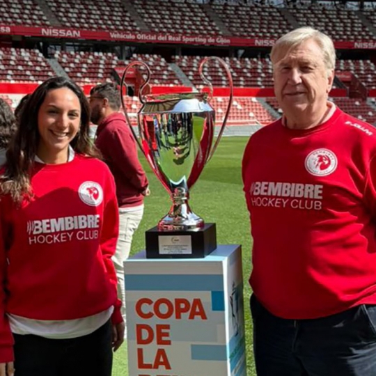 Capitana del Bembibre Hockey, Gisela Vicente, y el entrenador Carlos Figueroa Capitana del Bembibre Hockey, Gisela Vicente, y el entrenador Carlos Figueroa