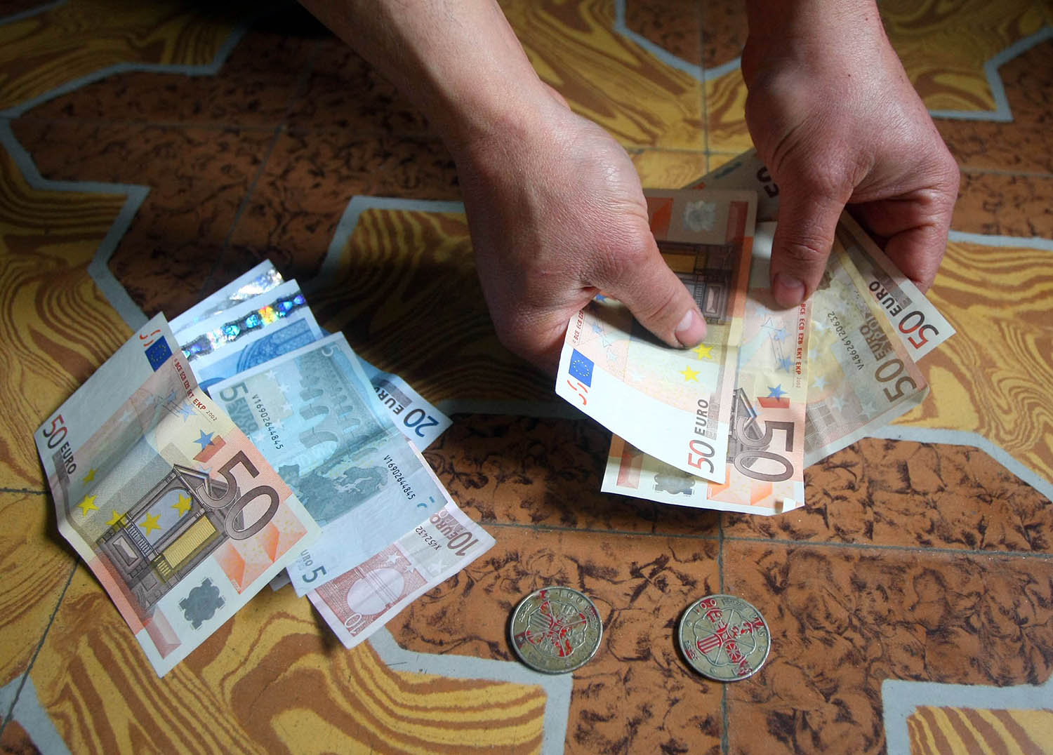 César Sánchez / ICAL . Tradicional juego de Chapas en El Bierzo