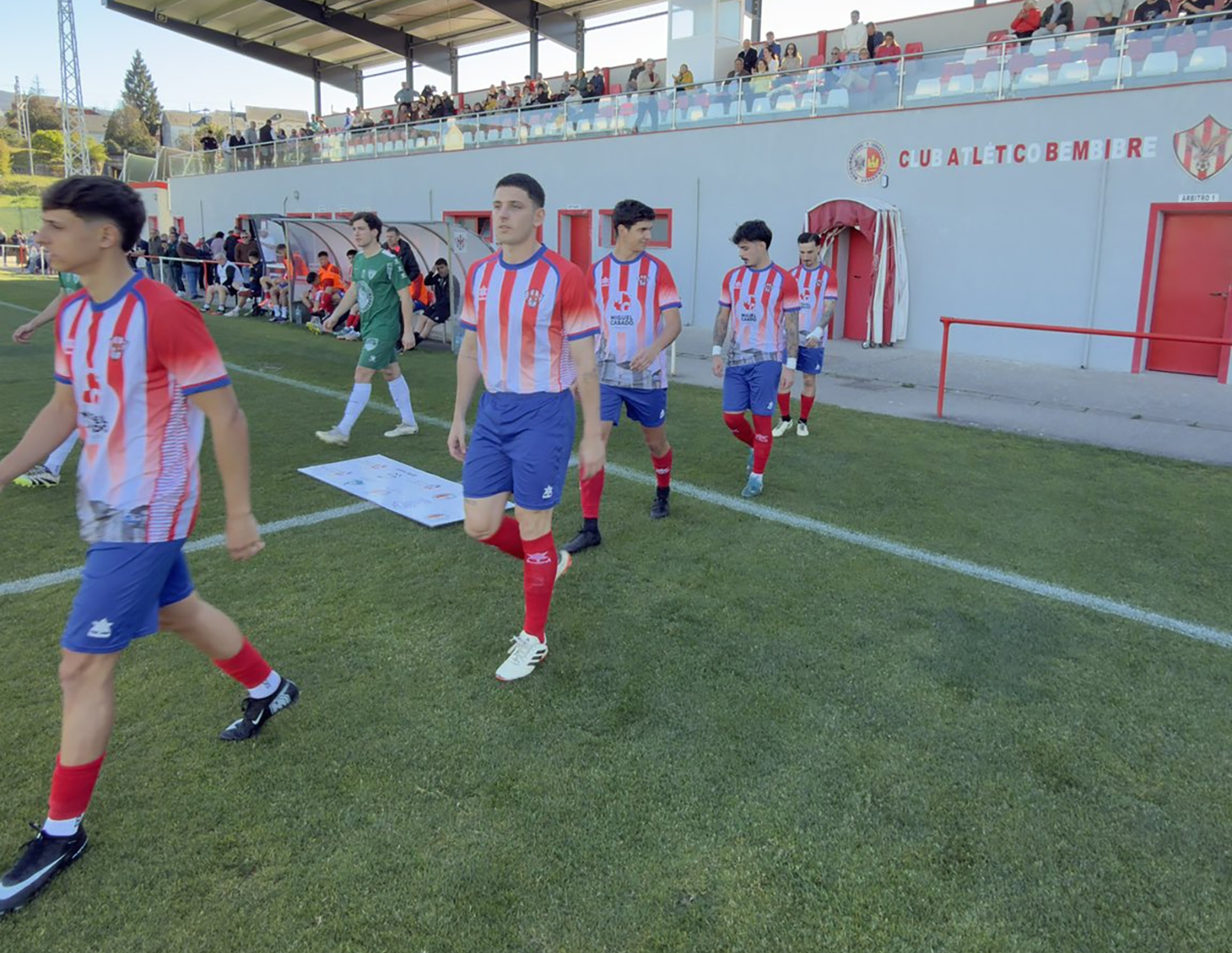 El Atlético Bembibre sigue cerca del descenso tras su empate en el derbi provincial frente al Mansillés