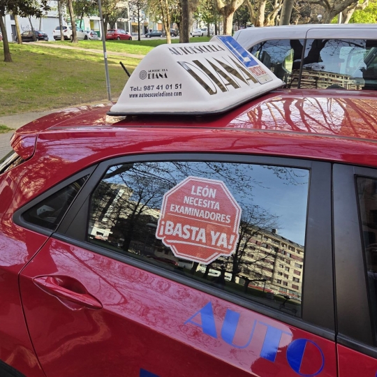 Pegatina en un coche de la Autoescuela Diana