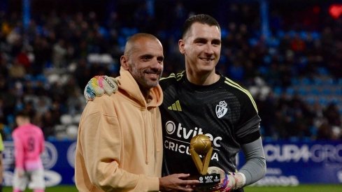 Andrés Prieto recibiendo un trofeo como MVP esta temporada Andrés Prieto recibiendo un trofeo como MVP esta temporada