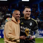 Andrés Prieto recibiendo un trofeo como MVP esta temporada