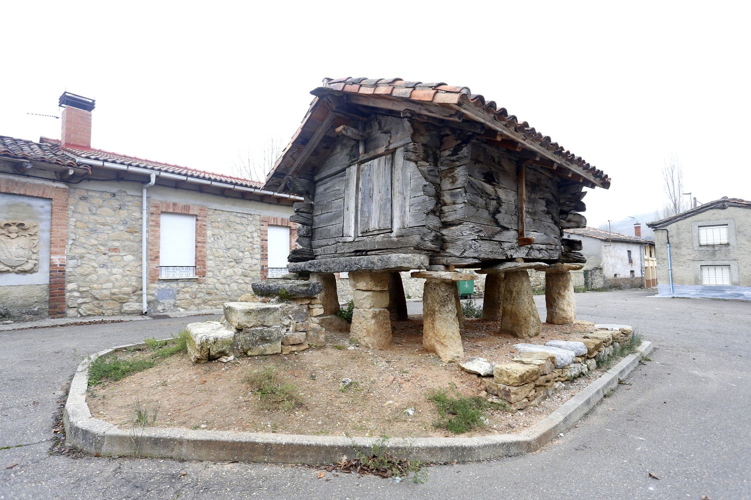 El hórreo de madera más antiguo de la provincia de León, situado en la localidad de Las Bodas | Carlos S. Campillo / ICAL El hórreo de madera más antiguo de la provincia de León, situado en la localidad de Las Bodas | Carlos S. Campillo / ICAL