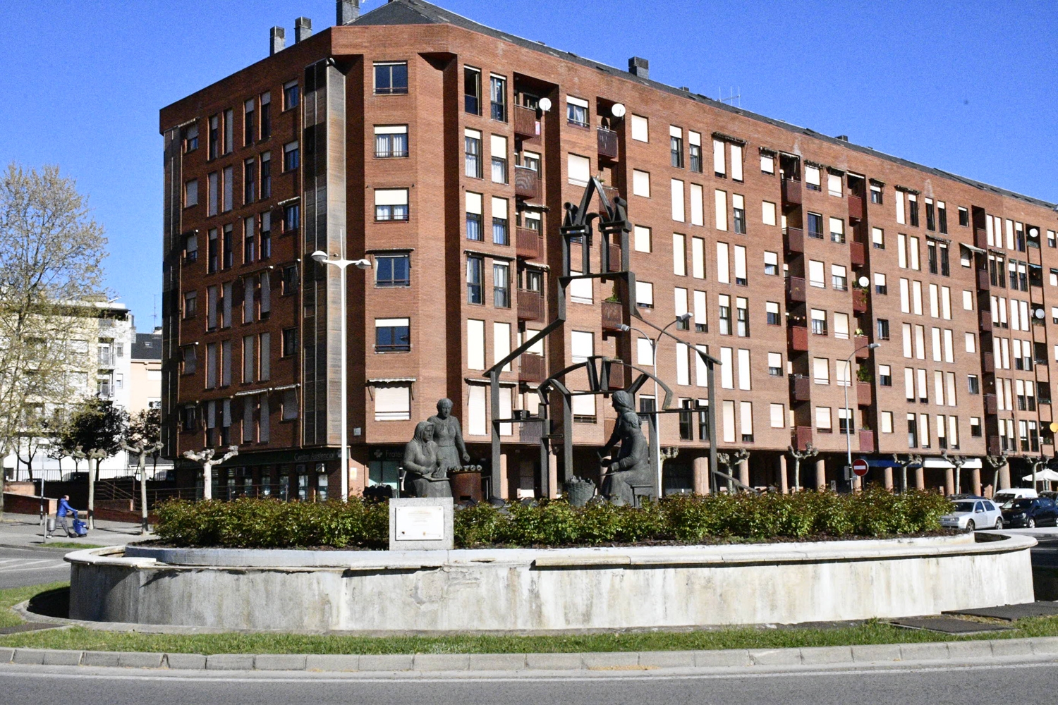 La estatua de las pimenteras en el barrio de las Huertas de Ponferrada (5) | Foto: Dani Merino, InfoBierzo
