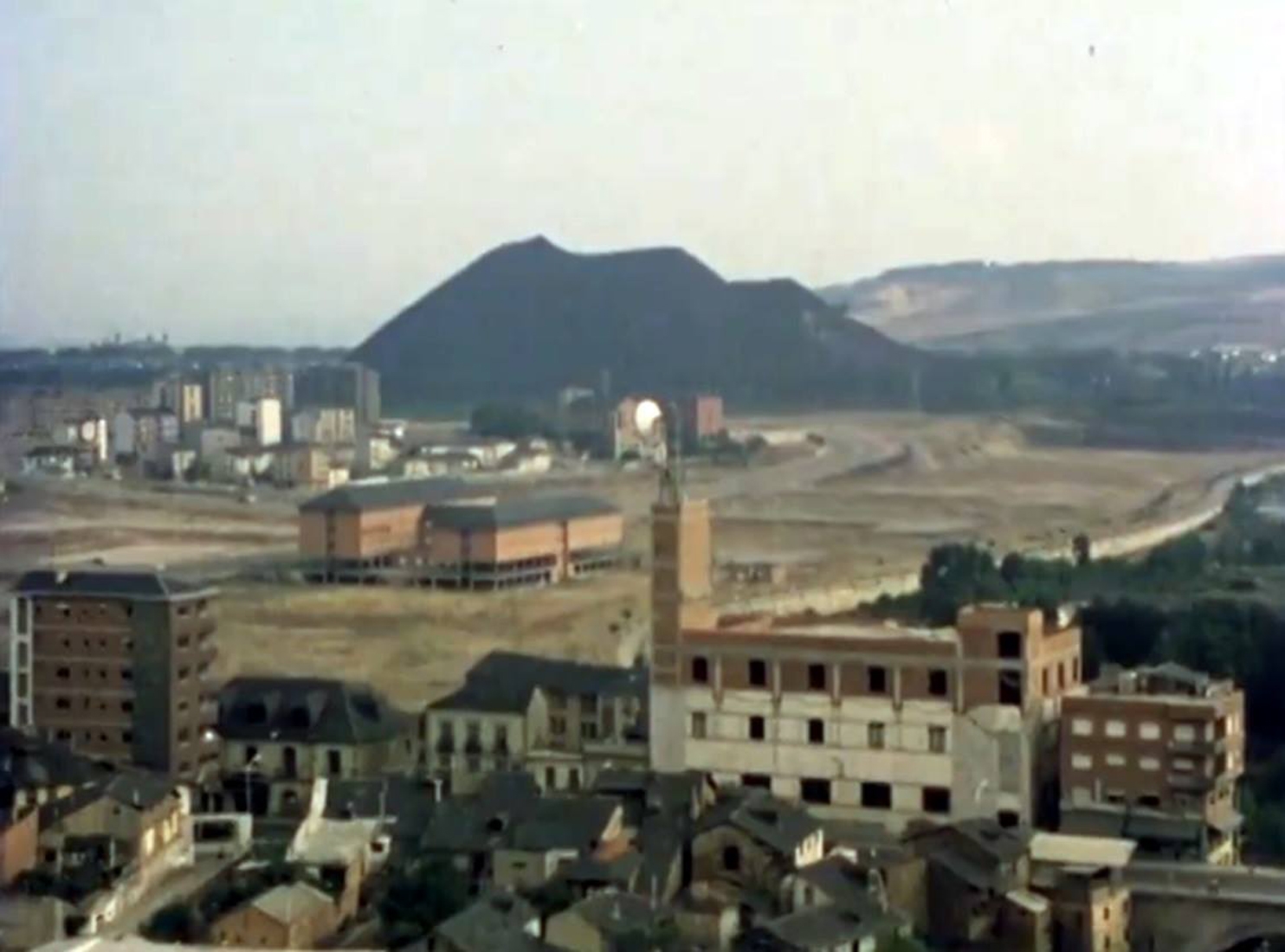 Antiguo barrio de las Huertas, foto tomada desde la zona alta de Ponferrada | Foto: Autor desconocido, compartida en el grupo de Facebook 'Fotos antiguas de Ponferrada y de El Bierzo'