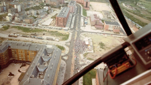 Celebración de una marcha ciclista en el barrio de las Huertas | Foto: Autor desconocido, compartida en el grupo de Facebook 'Fotos antiguas de Ponferrada y de El Bierzo'