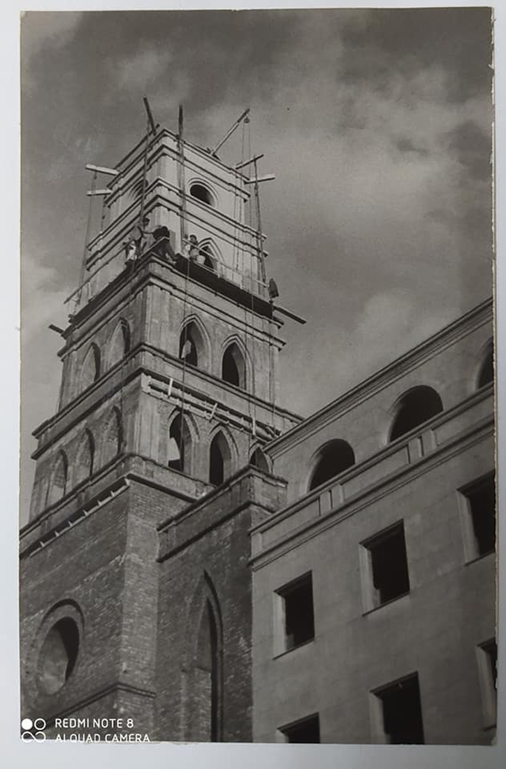 Contrucción de la iglesia de San Ignacio en Ponferrada | Foto: Autor desconocido, compartida en el grupo de Facebook 'Fotos antiguas de Ponferrada y de El Bierzo'
