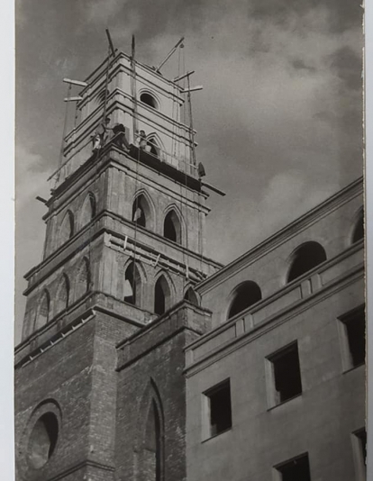Contrucción de la iglesia de San Ignacio en Ponferrada | Foto: Autor desconocido, compartida en el grupo de Facebook 'Fotos antiguas de Ponferrada y de El Bierzo'