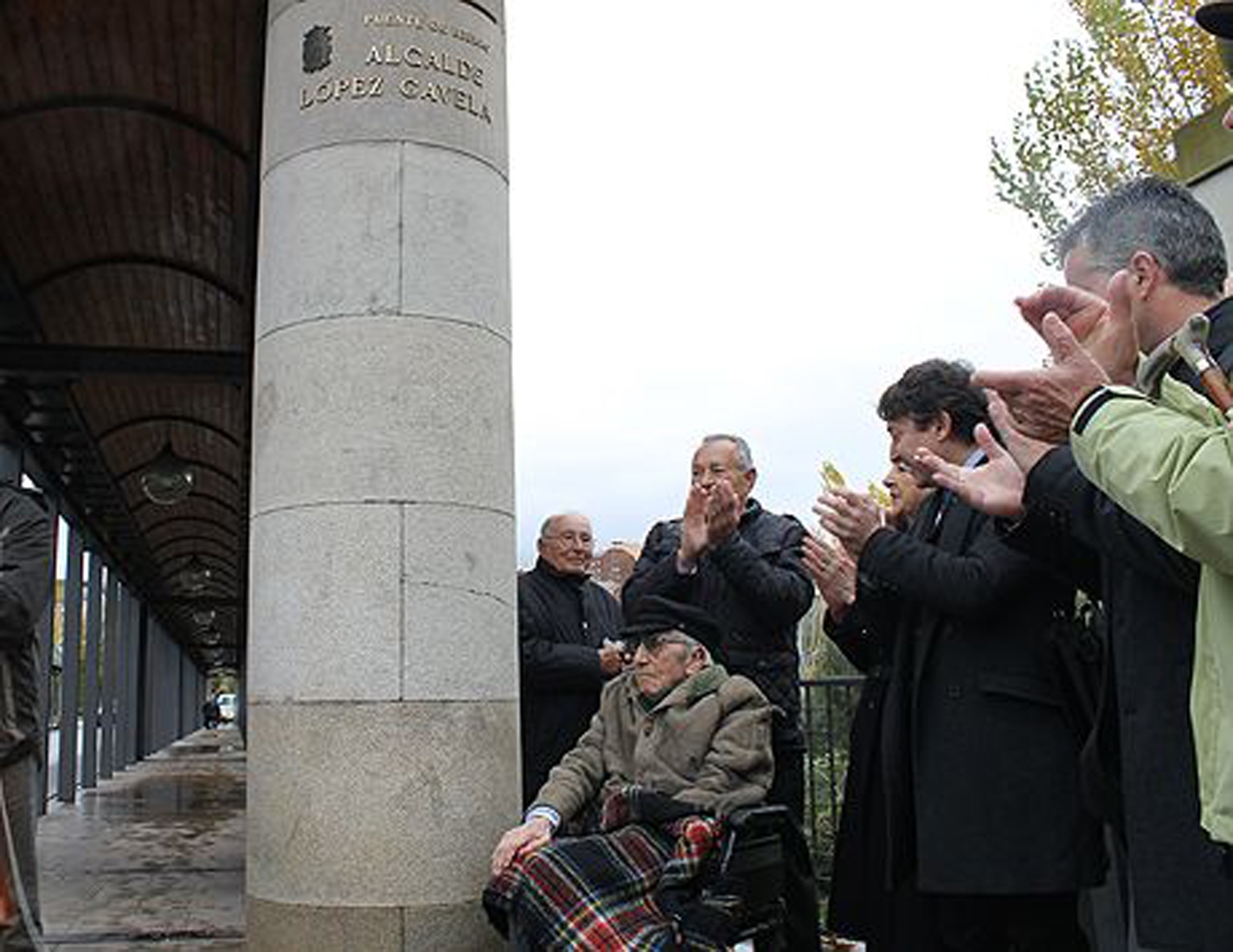 Revelación de la placa en homenaje al exalcalde Celso López Gavela en el año 2014 | Foto: InfoBierzo