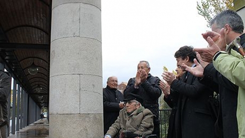 Revelación de la placa en homenaje al exalcalde Celso López Gavela en el año 2014 | Foto: InfoBierzo Revelación de la placa en homenaje al exalcalde Celso López Gavela en el año 2014 | Foto: InfoBierzo