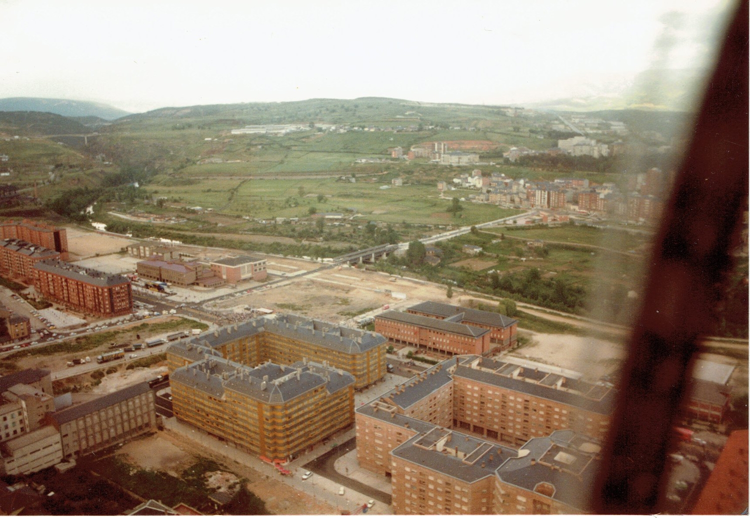 Imagen aérea del Polígono de las Huertas en los años 80 | Foto: Autor: Maribel Fernandez Valdueza, compartida en el grupo de Facebook 'Fotos antiguas de Ponferrada y de El Bierzo'