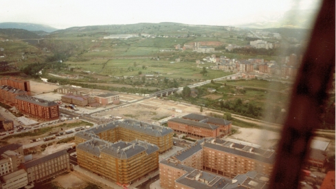 Imagen aérea del Polígono de las Huertas en los años 80 | Foto: Autor: Maribel Fernandez Valdueza, compartida en el grupo de Facebook 'Fotos antiguas de Ponferrada y de El Bierzo'