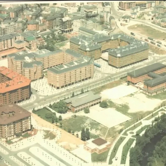 Imagen aérea del Polígono de las Huertas en los años 80  | Foto: Autor: Maribel Fernandez Valdueza, compartida en el grupo de Facebook 'Fotos antiguas de Ponferrada y de El Bierzo'