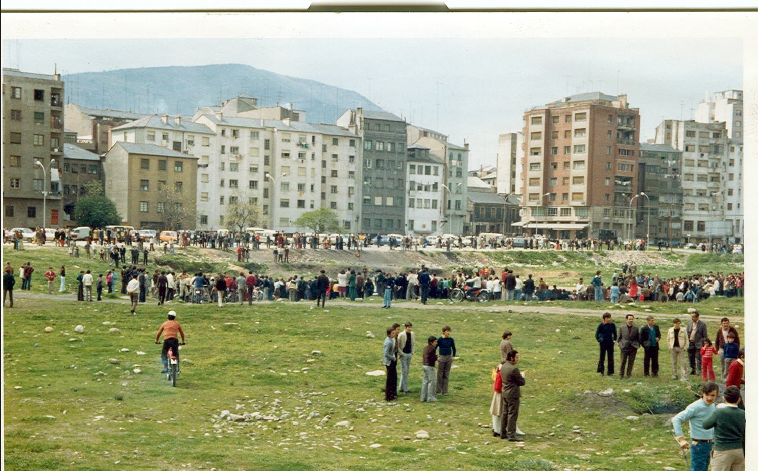 Antiguo barrio de las Huertas de Ponferrada frente a la sede de la Diputación de León, calle Río Urdiales | Foto: Autor desconocido, compartida en el grupo de Facebook 'Fotos antiguas de Ponferrada y de El Bierzo'