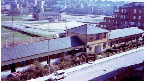 Antiguo barrio de las Huertas de Ponferrada, al fondo el instituto Álvaro de Mendaña | Foto: Autor desconocido, compartida en el grupo de Facebook 'Fotos antiguas de Ponferrada y de El Bierzo' Antiguo barrio de las Huertas de Ponferrada, al fondo el instituto Álvaro de Mendaña | Foto: Autor desconocido, compartida en el grupo de Facebook 'Fotos antiguas de Ponferrada y de El Bierzo'