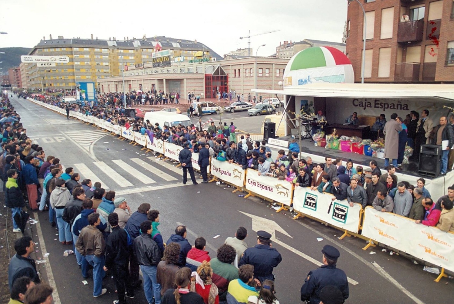 Celebración de la Vuelta Ciclista en el barrio de las Huertas | Foto: Autor desconocido, compartida en el grupo de Facebook 'Fotos antiguas de Ponferrada y de El Bierzo'