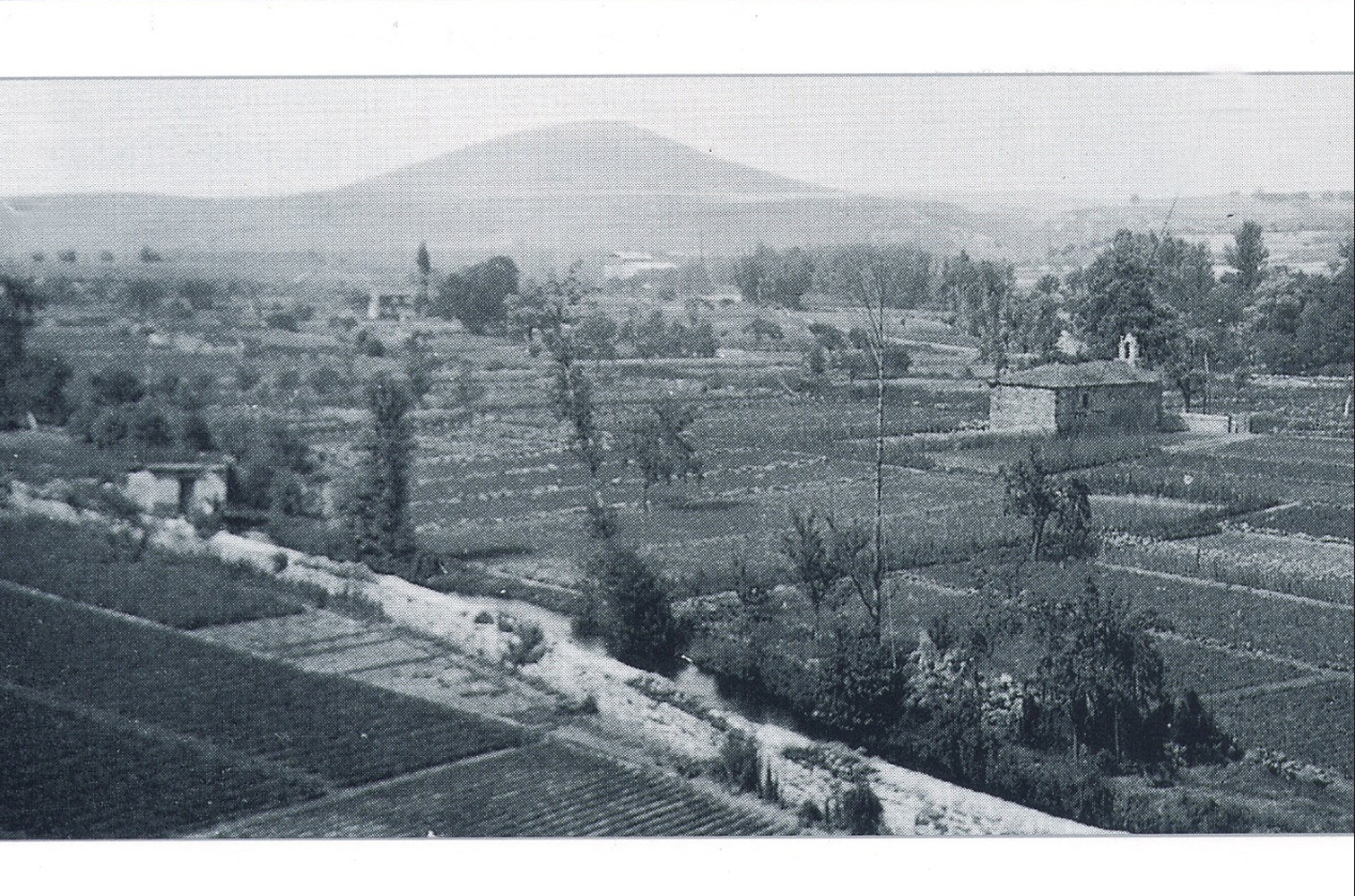 Imagen de las antiguas huertas en el barrio que se lleva su nombre | Foto: Autor: Juan Vhl, compartida en el grupo de Facebook 'Fotos antiguas de Ponferrada y de El Bierzo'