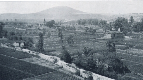 Imagen de las antiguas huertas en el barrio que se lleva su nombre | Foto: Autor: Juan Vhl, compartida en el grupo de Facebook 'Fotos antiguas de Ponferrada y de El Bierzo' Imagen de las antiguas huertas en el barrio que se lleva su nombre | Foto: Autor: Juan Vhl, compartida en el grupo de Facebook 'Fotos antiguas de Ponferrada y de El Bierzo'