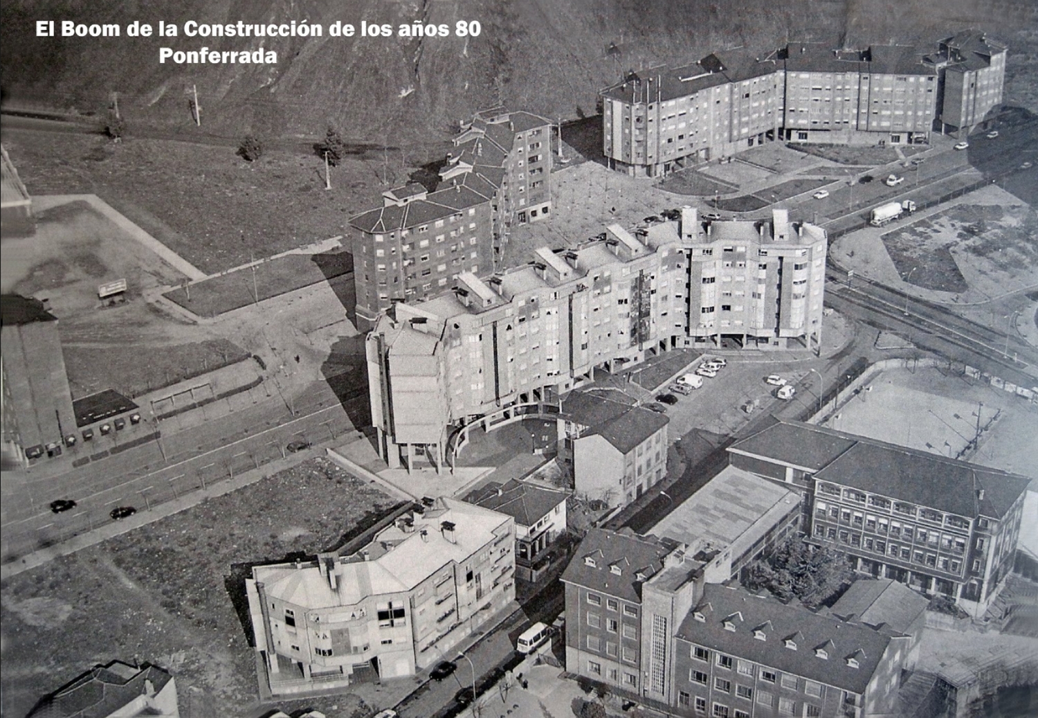 Imagen aérea de los 'edificios verdes' del barrio de las Huertas | Foto: Autor: Ángel Ugidos, compartida en el grupo de Facebook 'Fotos antiguas de Ponferrada y de El Bierzo'