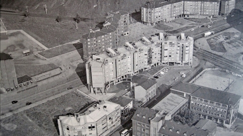 Imagen aérea de los 'edificios verdes' del barrio de las Huertas | Foto: Autor: Ángel Ugidos, compartida en el grupo de Facebook 'Fotos antiguas de Ponferrada y de El Bierzo' Imagen aérea de los 'edificios verdes' del barrio de las Huertas | Foto: Autor: Ángel Ugidos, compartida en el grupo de Facebook 'Fotos antiguas de Ponferrada y de El Bierzo'
