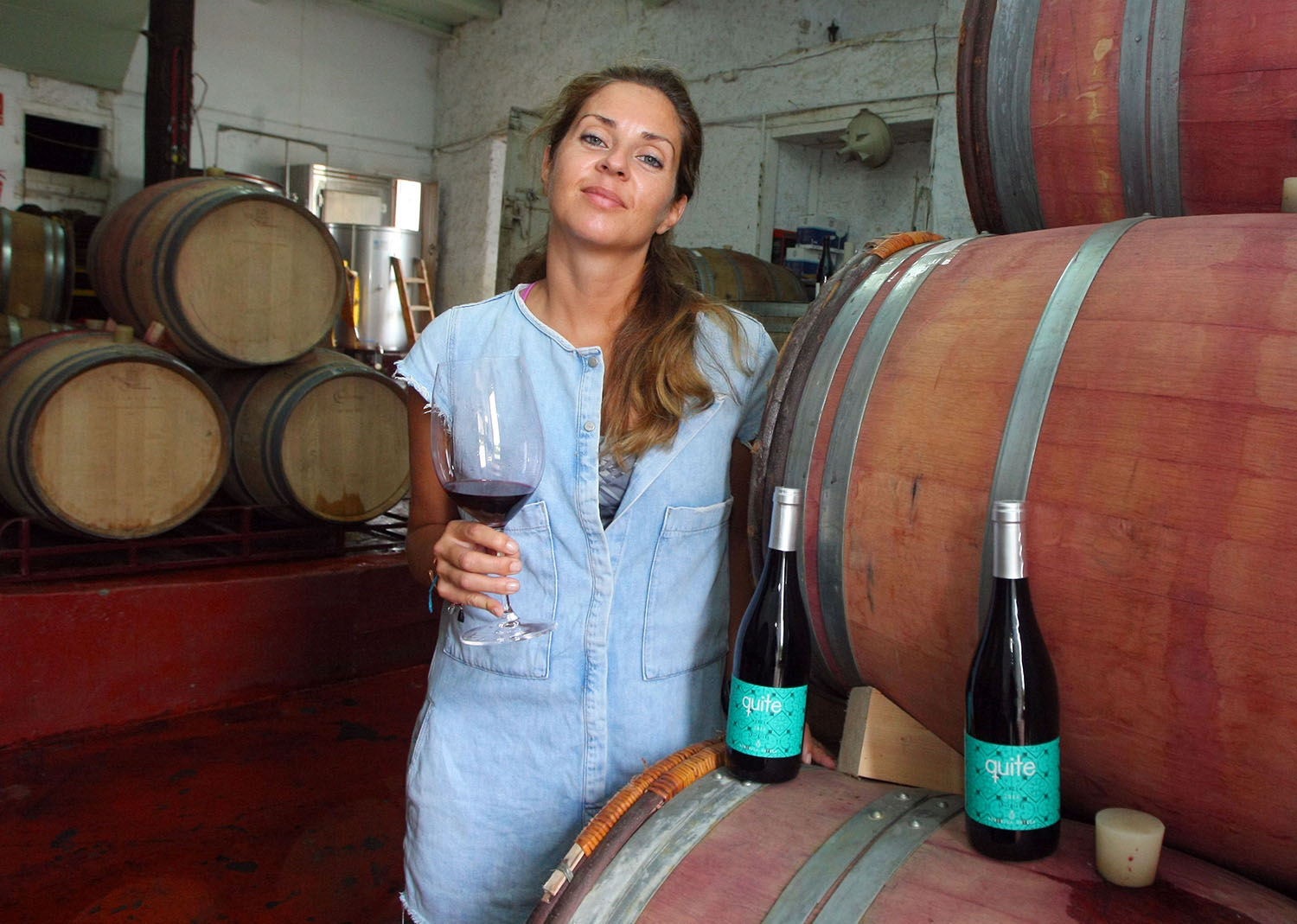 César Sánchez ICAL . La enóloga gaditana afincada en El Bierzo, Verónica Ortega, en su bodega de Valtuille de Abajo, con su vino 'Quite'.