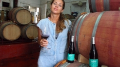 La enóloga gaditana afincada en El Bierzo, Verónica Ortega, en su bodega de Valtuille de Abajo, con su vino 'Quite'| César Sánchez ICAL . 
