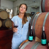 La enóloga gaditana afincada en El Bierzo, Verónica Ortega, en su bodega de Valtuille de Abajo, con su vino 'Quite'| César Sánchez ICAL . 