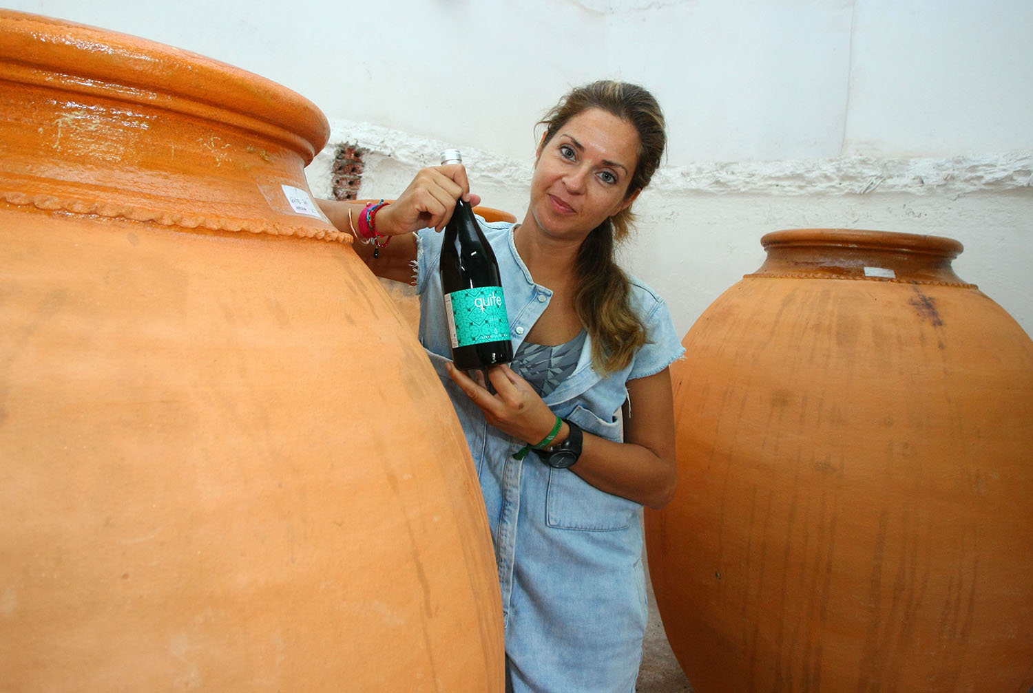 César Sánchez ICAL . La enóloga gaditana afincada en El Bierzo, Verónica Ortega, en su bodega de Valtuille de Abajo, con su vino 'Quite'