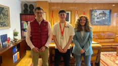 Enol Torre en el centro en su visita al Ayuntamiento de Bembibre con la la alcaldesa Silvia Cao a la izquierda y el concejal de Deportes, Jesús Esteban, a la derecha