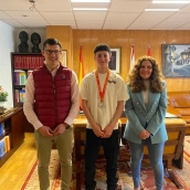 Enol Torre en el centro en su visita al Ayuntamiento de Bembibre con la la alcaldesa Silvia Cao a la izquierda y el concejal de Deportes, Jesús Esteban, a la derecha