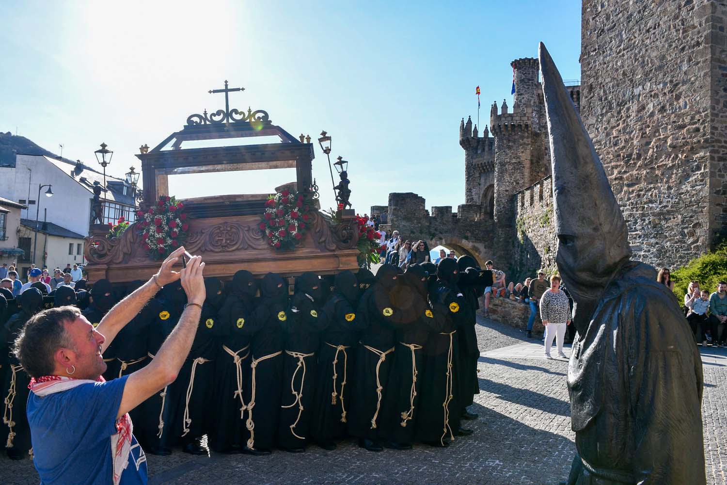 Turista durante la Procesión del Entierro y Desenclavo en Ponferrada