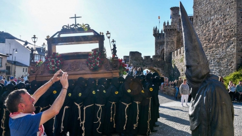 Turista durante la Procesión del Entierro y Desenclavo en Ponferrada Turista durante la Procesión del Entierro y Desenclavo en Ponferrada