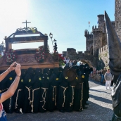 Turista durante la Procesión del Entierro y Desenclavo en Ponferrada Turista durante la Procesión del Entierro y Desenclavo en Ponferrada