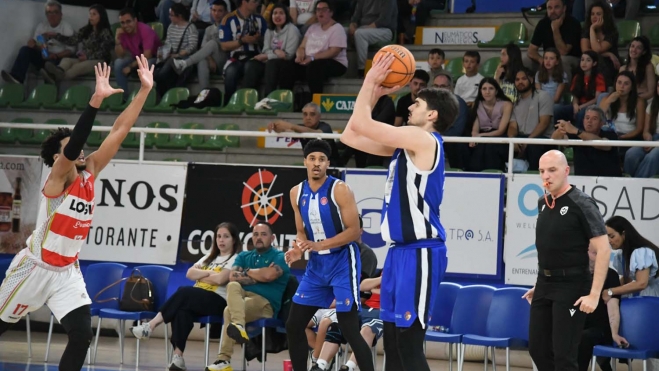Baloncesto Clínica Ponferrada en su encuentro con Logrobasket (2) Ginés Alonso