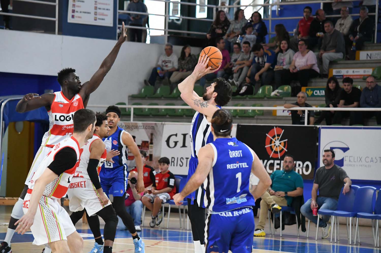 Baloncesto Clínica Ponferrada en su encuentro con Logrobasket (1) Ginés Alonso
