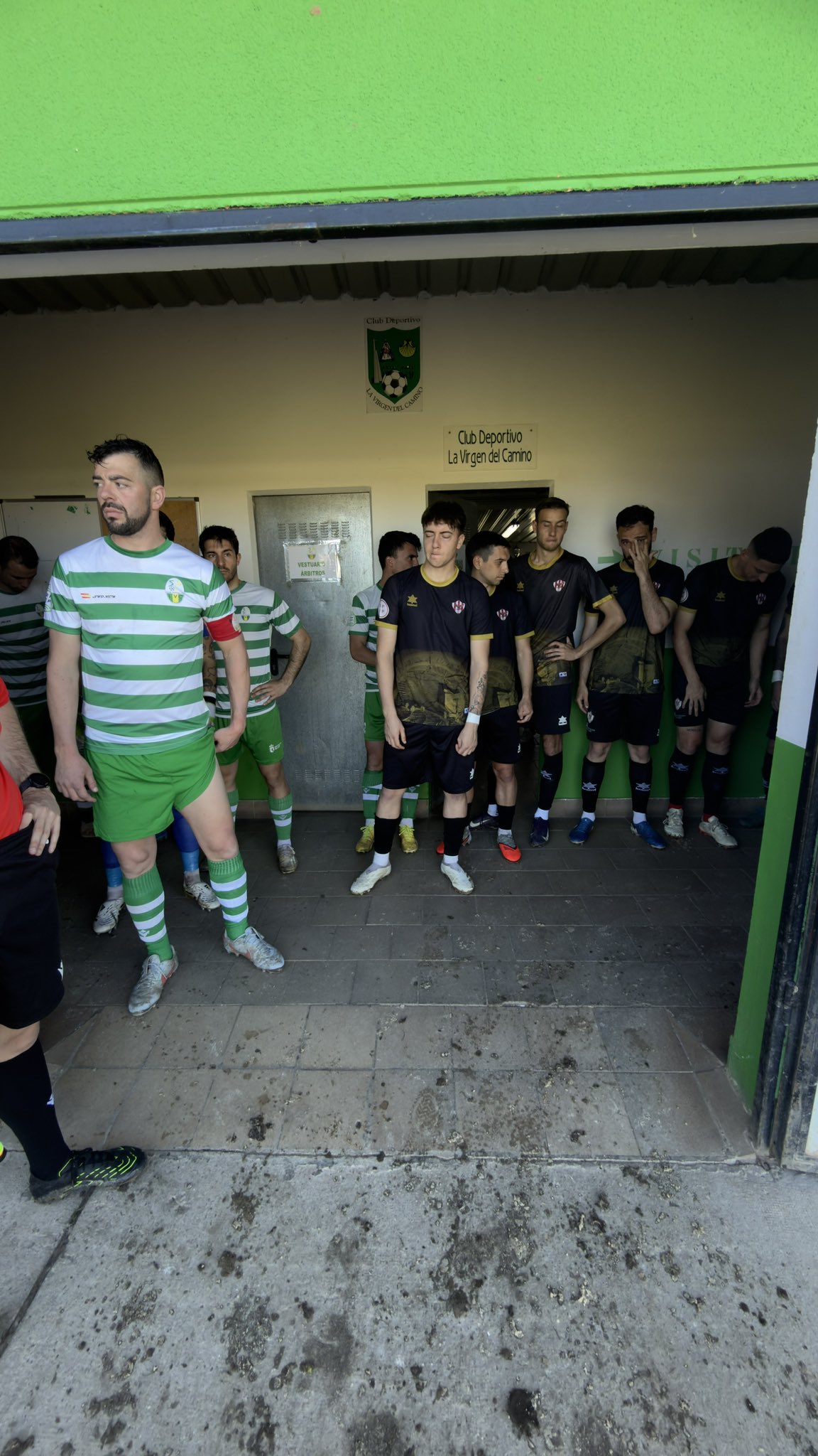 Atlético Bembibre y La Virgen antes de empezar el choque
