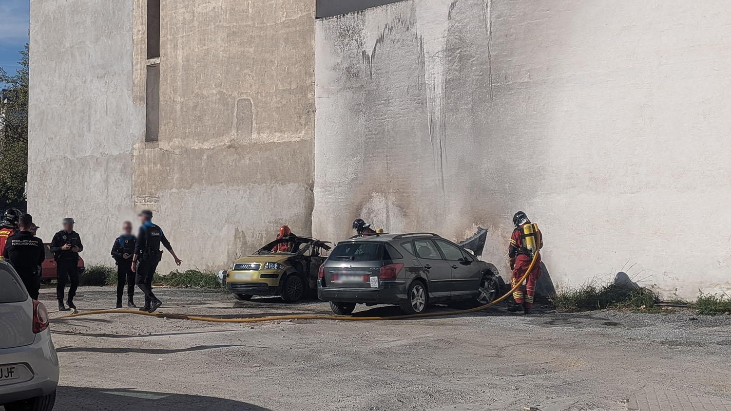 Arde un vehiculo en el antiguo cuartel de Ponferrada