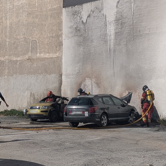 Arde un vehiculo en el antiguo cuartel de Ponferrada Arde un vehiculo en el antiguo cuartel de Ponferrada