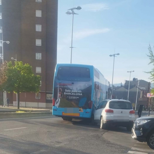 Accidente autobús coche en Ponferrada. Accidente autobús coche en Ponferrada.
