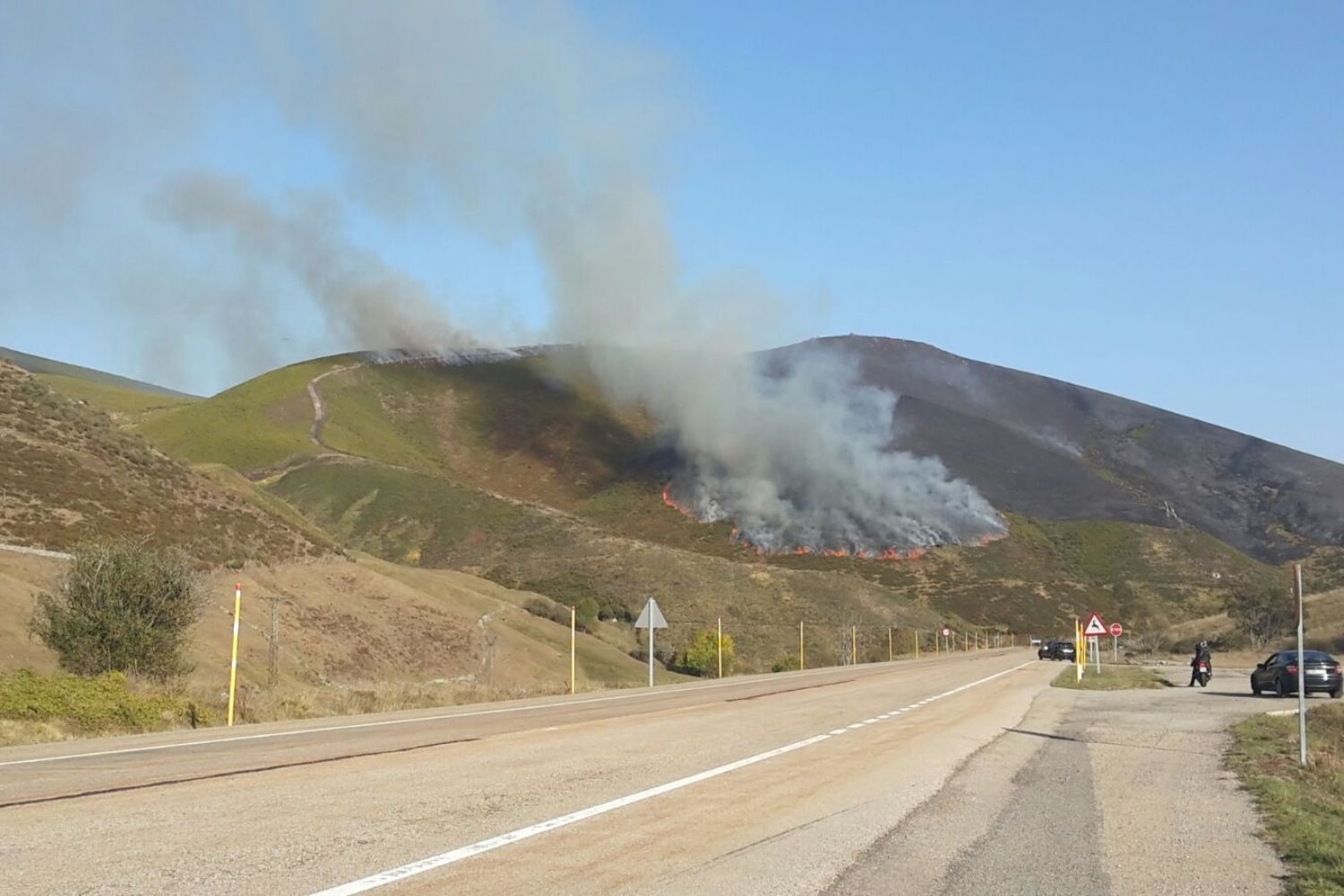 Alertan sobre intencionalidad del incendio en Busdongo (León) que pudo alcanzar el Nivel 2 del IGR | X: APAMCYL