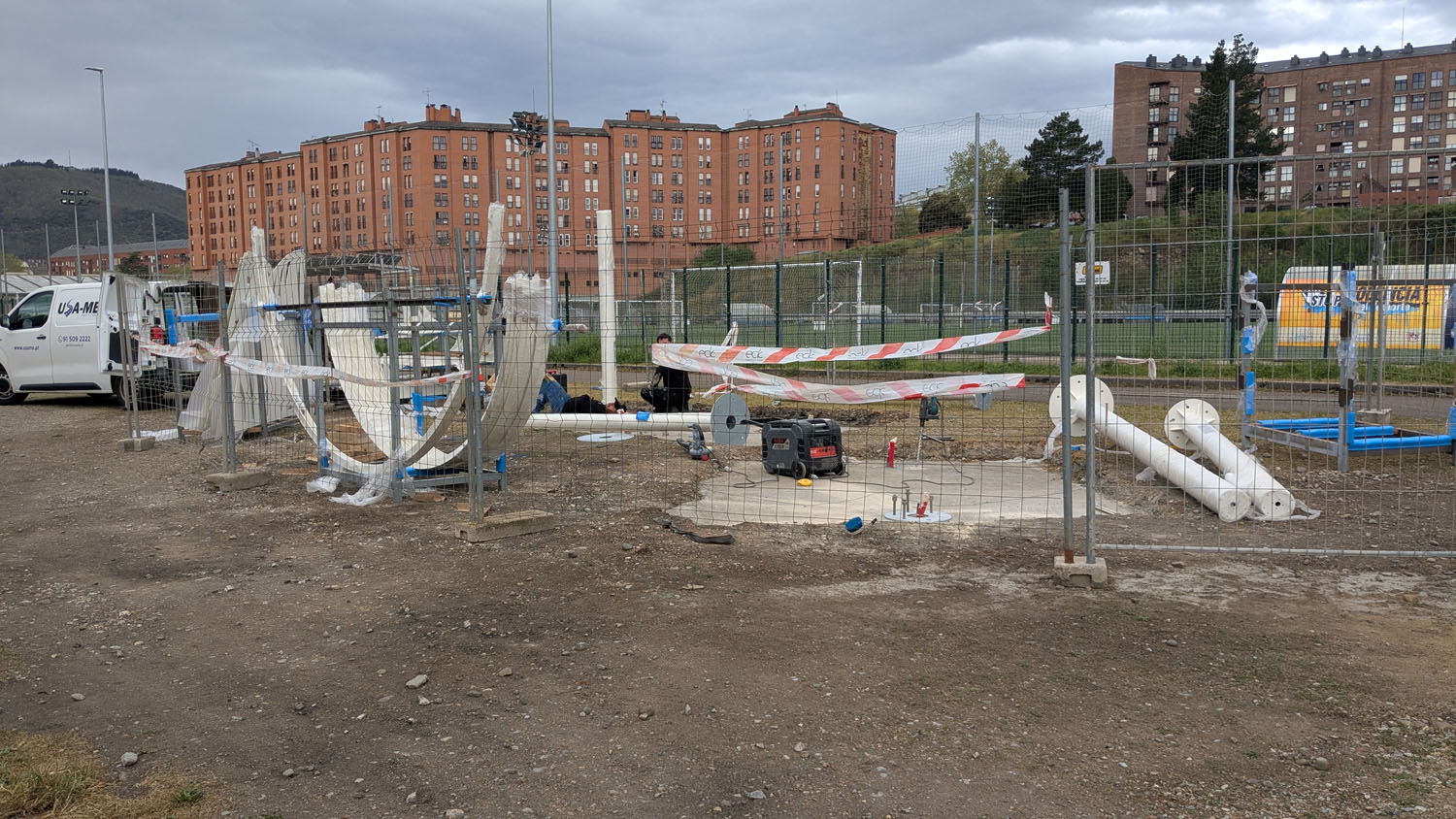 Pérgola frente al campo Ramón Martínez de Ponferrada (3) Pérgola frente al campo Ramón Martínez de Ponferrada (3)