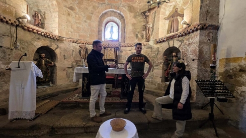 Interior Santa María de Vizbayo. Iván, Yako, María Mar. Interior Santa María de Vizbayo. Iván, Yako, María Mar.