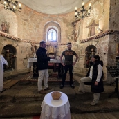 Interior Santa María de Vizbayo. Iván, Yako, María Mar.