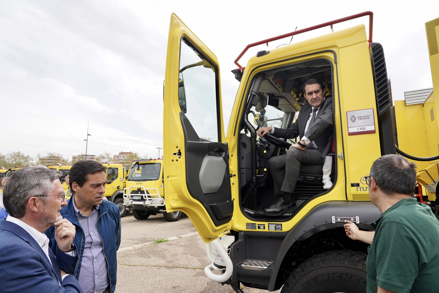 Miriam Chacón / ICAL . El consejero de Medio Ambiente, Vivienda y Ordenación del Territorio, Juan Carlos Suárez-Quiñones, entrega 12 vehículos autobombas (1)