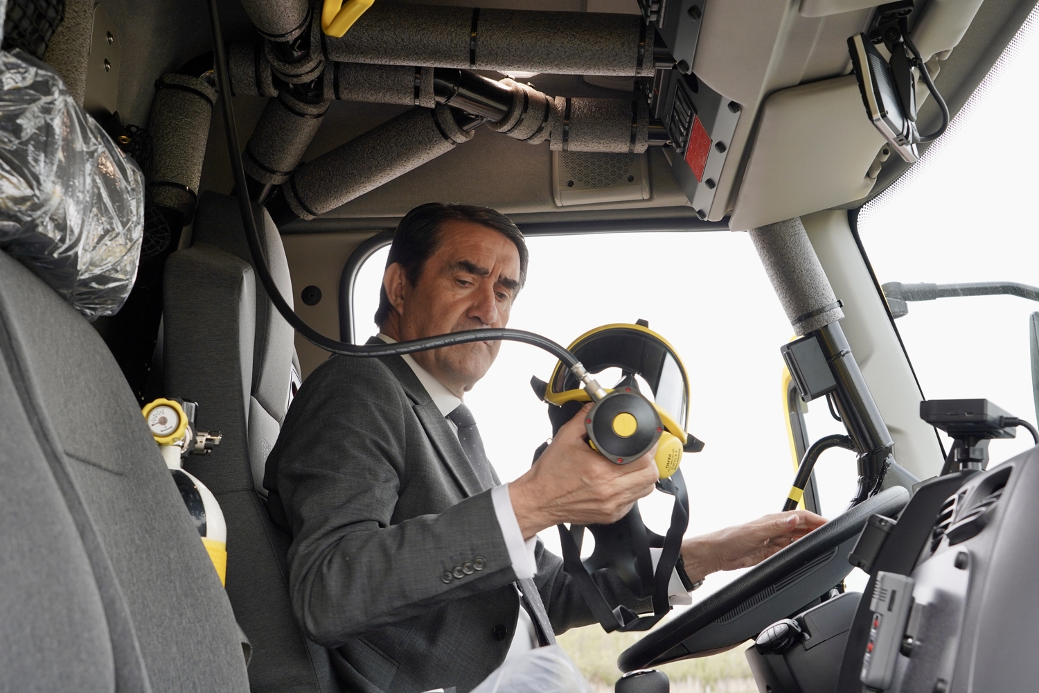 Miriam Chacón / ICAL . El consejero de Medio Ambiente, Vivienda y Ordenación del Territorio, Juan Carlos Suárez-Quiñones, entrega 12 vehículos autobombas (2)