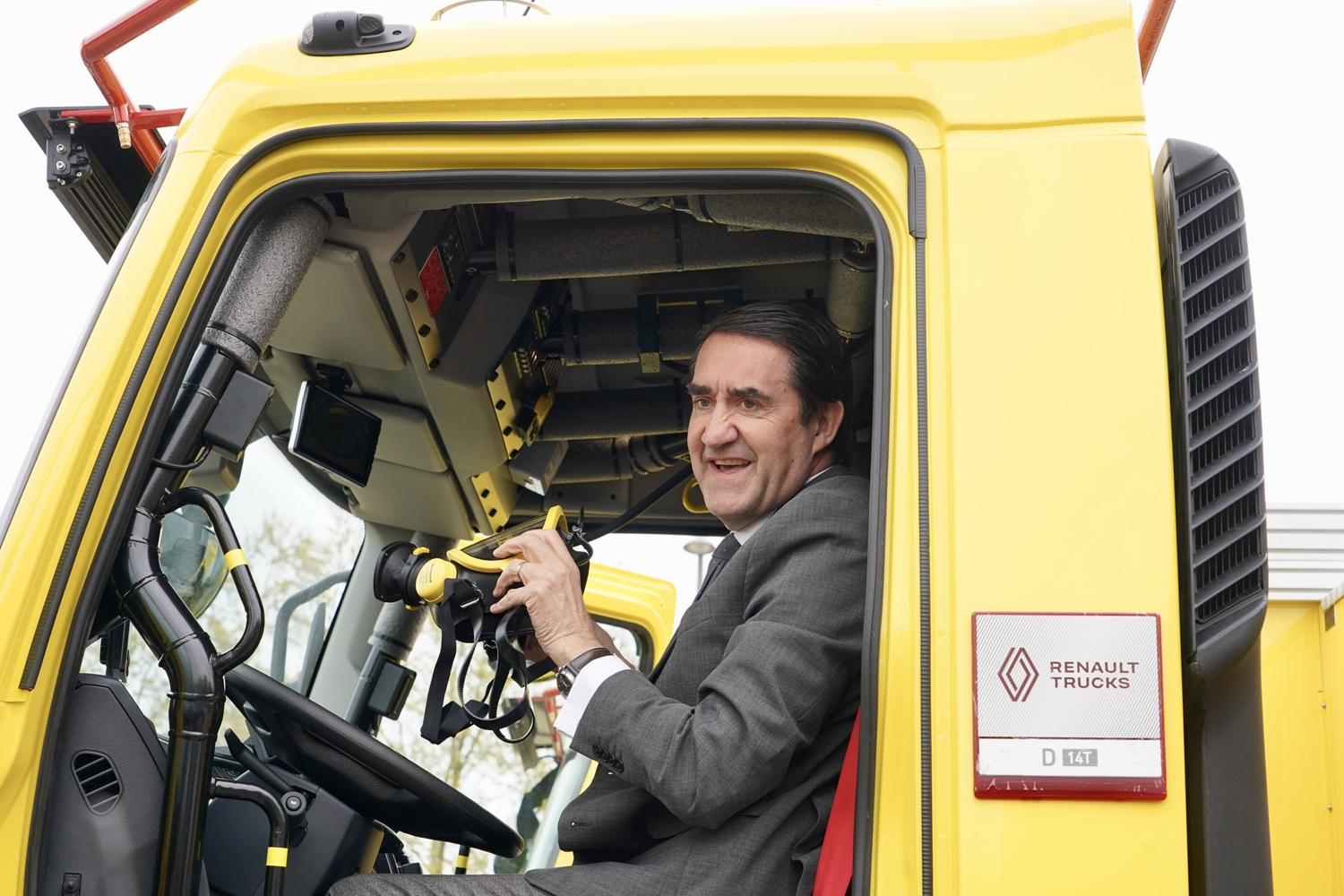 Miriam Chacón / ICAL . El consejero de Medio Ambiente, Vivienda y Ordenación del Territorio, Juan Carlos Suárez-Quiñones, entrega 12 vehículos autobombas (3)