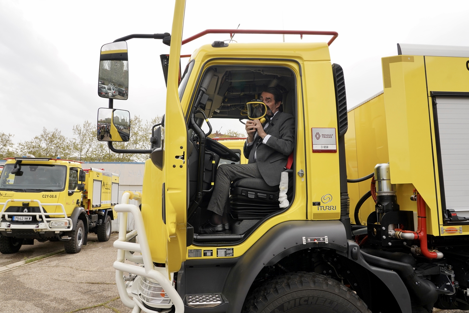Miriam Chacón / ICAL . El consejero de Medio Ambiente, Vivienda y Ordenación del Territorio, Juan Carlos Suárez-Quiñones, entrega 12 vehículos autobombas (4)